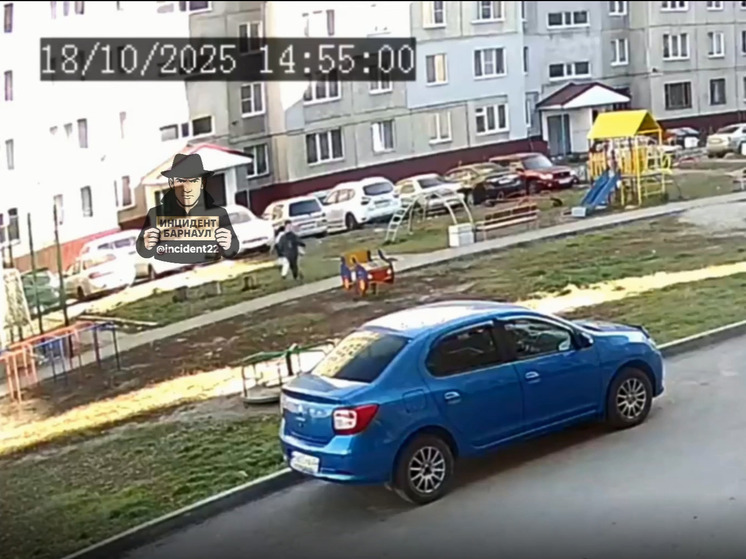 Автомобиль сбил ребенка во дворе дома в Барнауле
