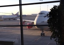 Сообщается о гибели двух человек после того, как грузовой самолет выкатился за пределы взлетно-посадочной полосы аэропорта в Гонконге