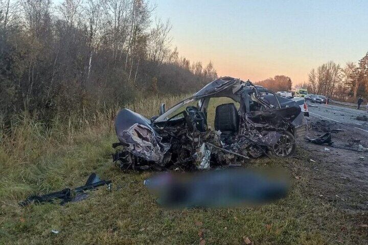 Tragedia sulla tratta Velikij Novgorod-Pskov una famiglia perde la vita in un incidente stradale