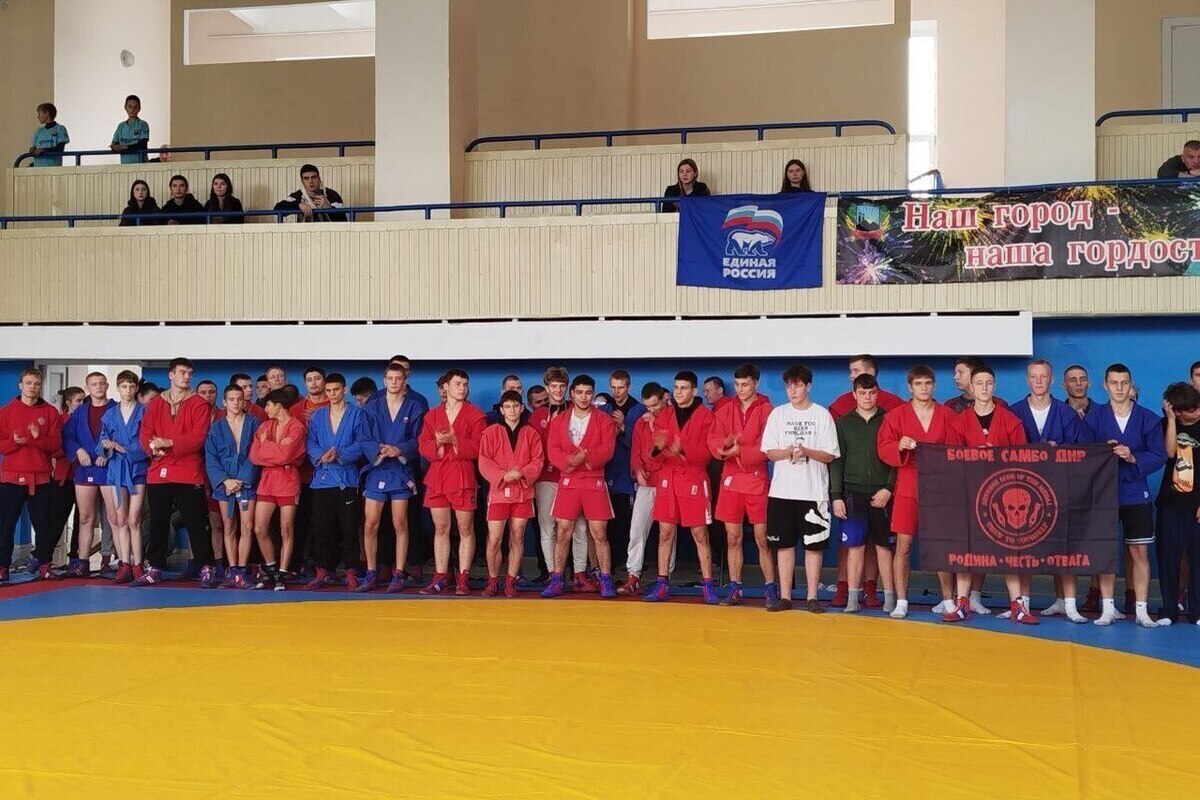 Campionato di Sambo a Shakhtersk: Oltre 70 Giovani Atleti Si Sfidano nella Competizione Regionale