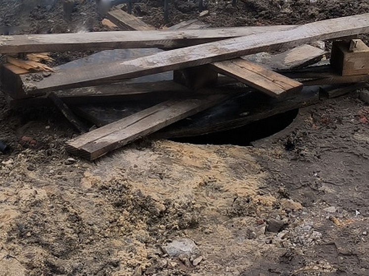 По факту падения мальчика в яму под Воронежем возбудили уголовное дело