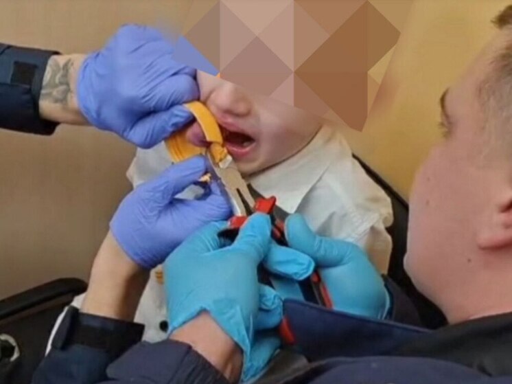 В Новосибирске спасатели помогли мальчику, у которого язык застрял в шейкере
