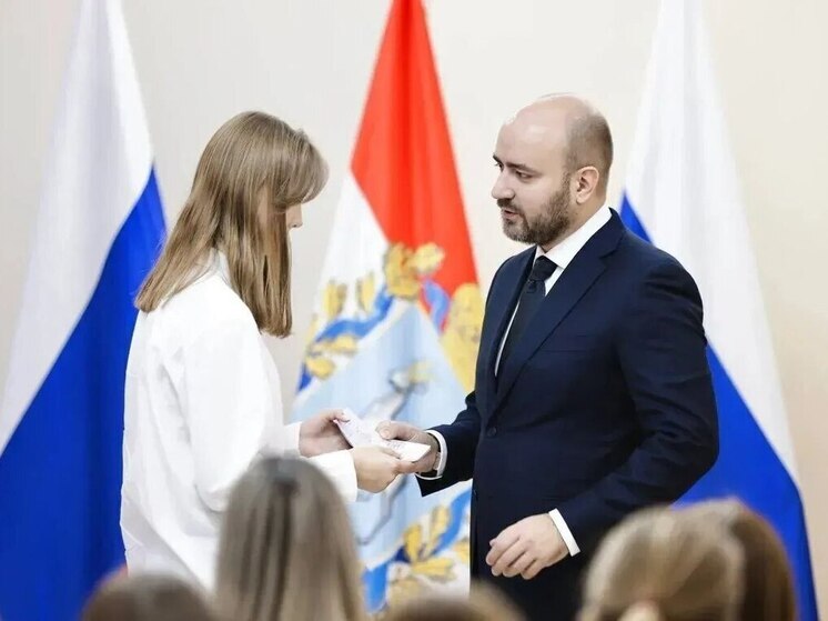 Вячеслав Федорищев вручил паспорта талантливым школьникам Самарской области