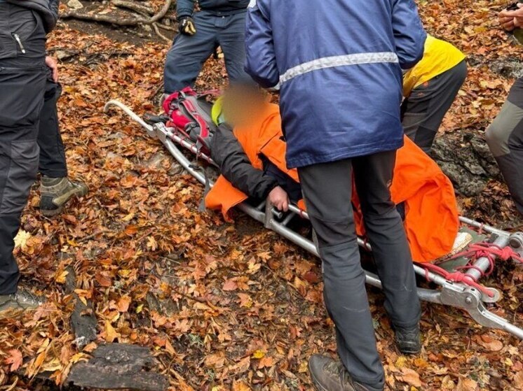 В горах Ялты помогли туристке, которая повредила ногу