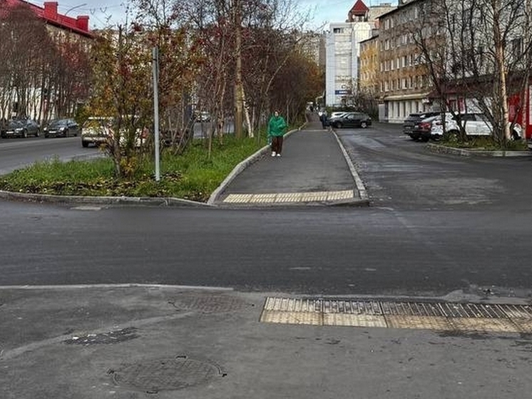 В Мурманске водитель уходил от столкновения и сбил девочку на тротуаре
