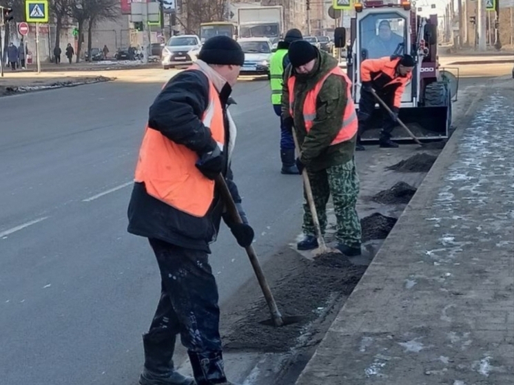 В понедельник на уборку областного центра вышли 12 единиц спецтехники