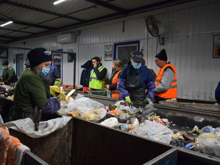 Омский регоператор организовал экскурсию на завод по сортировке отходов для гостьи из ЛНР