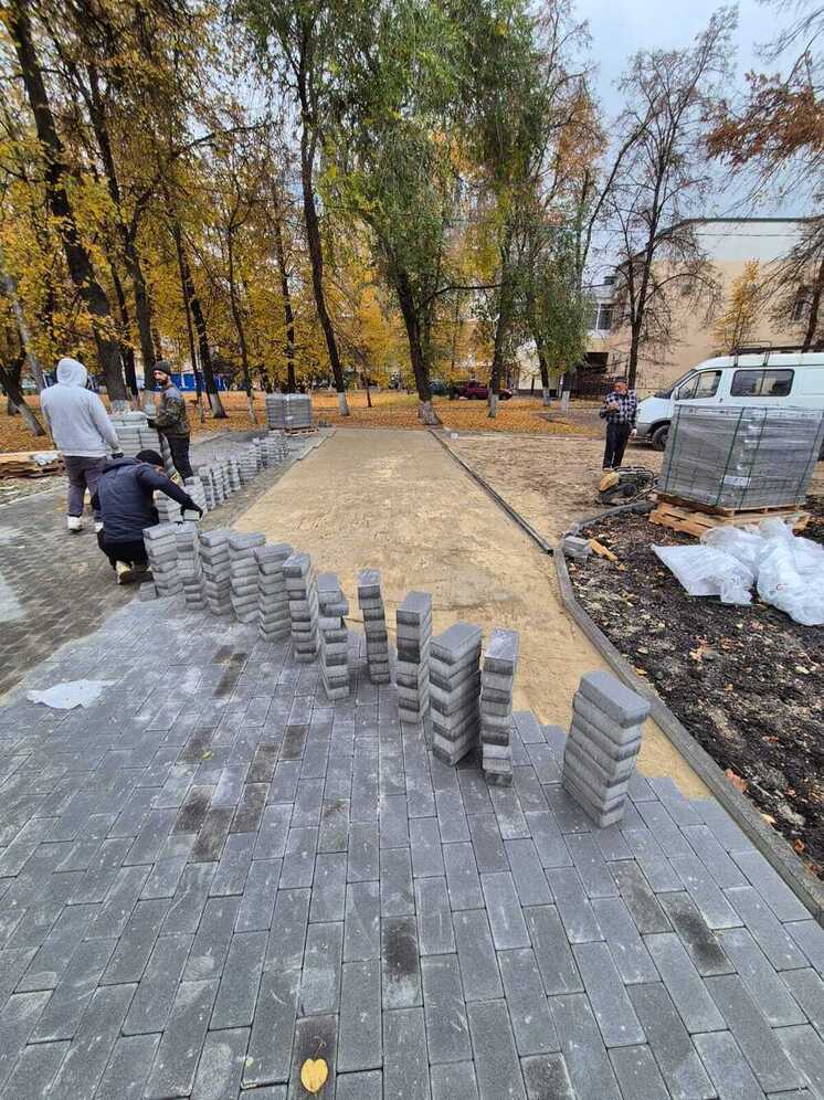 Рабочие приступили к укладке новой плитки у часов «Кукушка» в Пензе