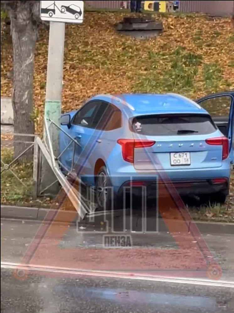 Автомобиль снес ограждение на улице Кижеватова в Пензе