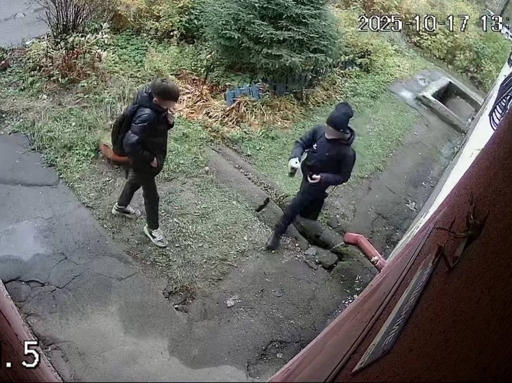 В Ярославле подростки сами закрасили написанные на стене матюки.