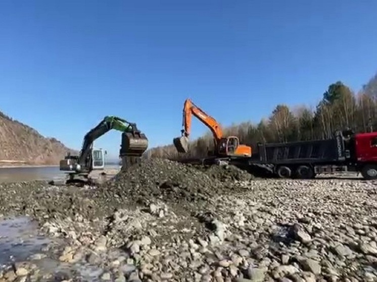 Под Абазой начали расчищать и углублять дно русла реки Абакан