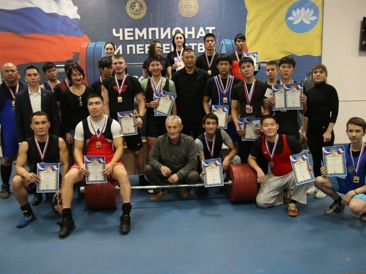 В Элисте состязались пауэрлифтеры