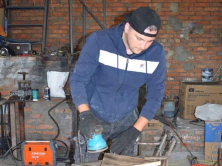 Белгородец начал делать мебель в стиле лофт благодаря соцконтракту