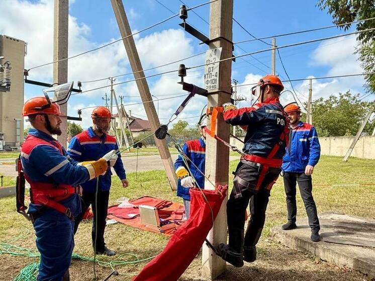 Энергетики «Каббалкэнерго» прошли обучение для выполнения работ под напряжением