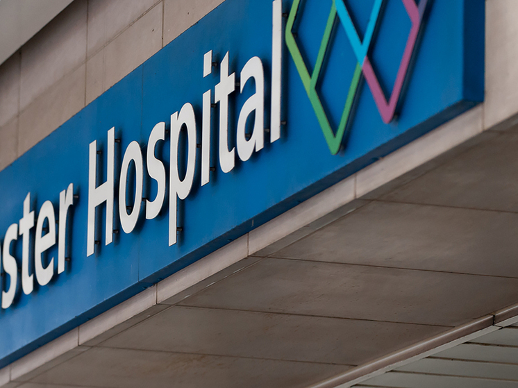 Мигрант из Нигерии нелегально поработал в британской больнице под именем подруги