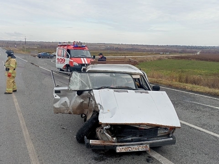 В Самарской области 20 октября на трассе грузовик смял «жигули»