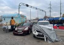 Жители Приморского района обеспокоены состоянием автостоянки на Шуваловском проспекте. Вместо упорядоченной парковки они наблюдают скопление разукомплектованных автомобилей, превращающее участок западнее дома 28, литера А по проспекту Авиаконструкторов, в настоящую свалку. Ржавые кузовы, разбитые стекла и отвалившиеся бамперы портят вид района, особенно на фоне активного строительства новой станции метро «Каменка».