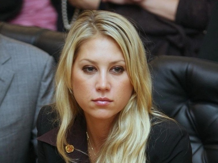 44-летняя российская теннисистка Анна Курникова показала, как в ее семье проходит подготовка к Хэллоуину. Спортсменка, готовящаяся снова стать мамой, сфотографировалась с тремя детьми от певца Энрике Иглесиаса.