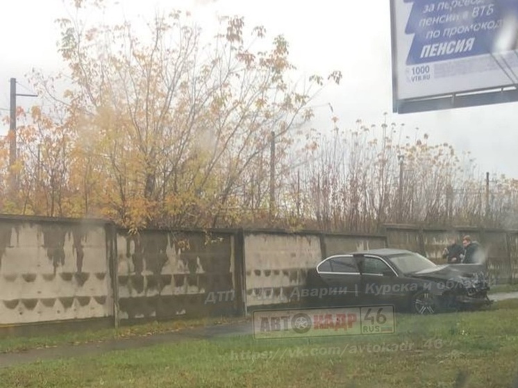 В Курске на Новоселовке БМВ сбила столб