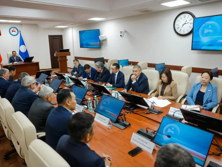 Айсен Николаев обсудил поправки в Конституцию Якутии с парламентариями региона