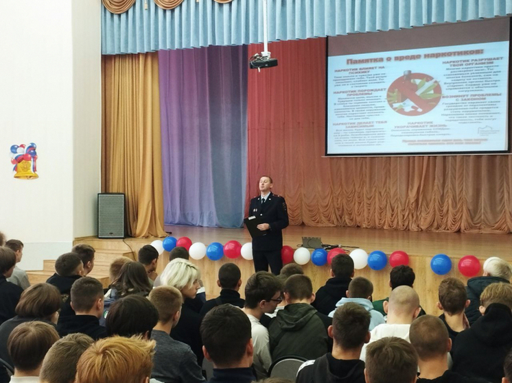 Брянские полицейские рассказали студентам об опасности употребления запрещенных веществ