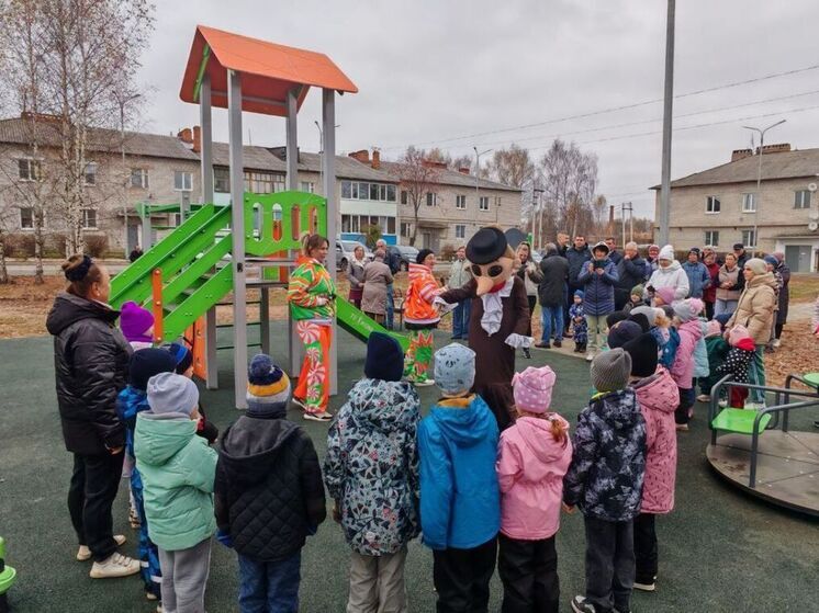 В поселке Приволжский торжественно открыли обновленный двор