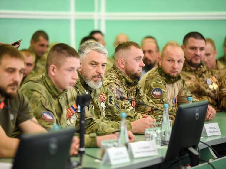 Воспитанники спортшкол Луганска пообщались с ветеранами СВО в рамках проекта «Диалоги с героями»