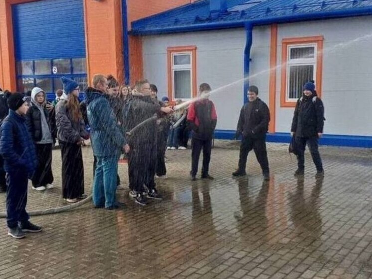 Валдайские школьники сыграли в спасателей и понарошку потушили пожар