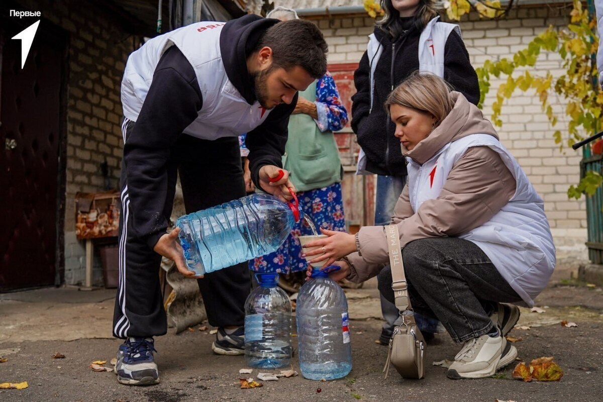 Молодёжь Донбасса обеспечила водой и школьными наборами жителей прифронтовых сел