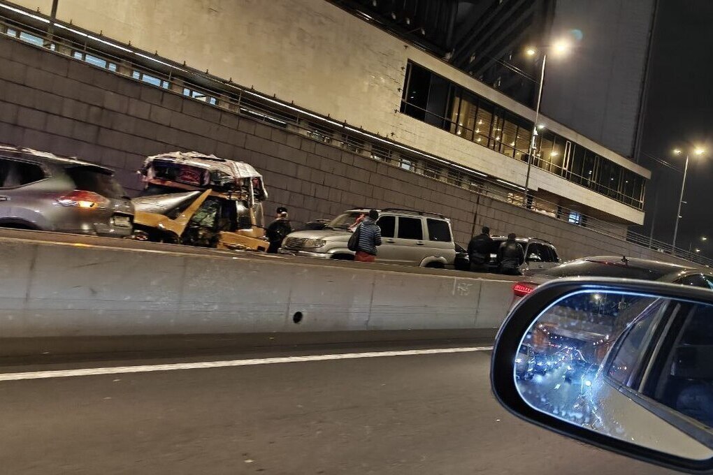 Под Финляндским мостом в Петербурге всмятку разбились 6 машин