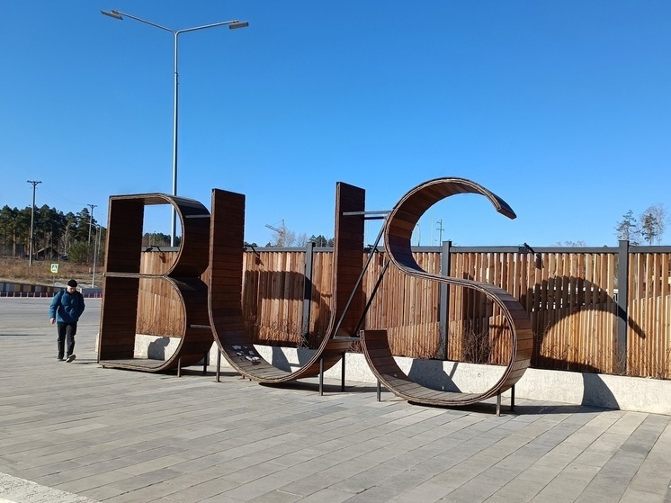 Пассажирский автобус в Екатеринбурге объехал пробку по тротуару