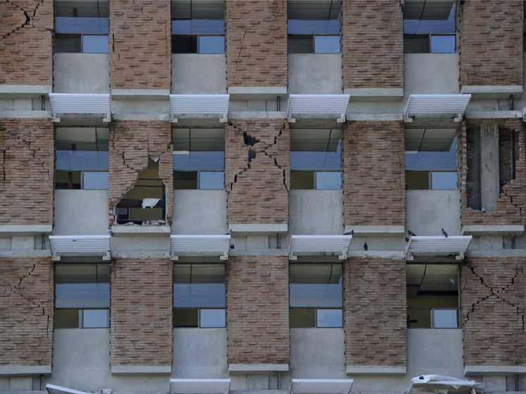 NYT: фасад элитного 102-этажного небоскреба в Нью-Йорке покрылся паутиной фатальных трещин