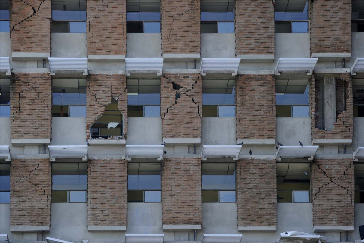 Элитный 102-этажный небоскреб в центре Нью-Йорка начал рушиться