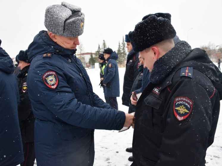 У стражей порядка НАО проверили наличие служебных жетонов