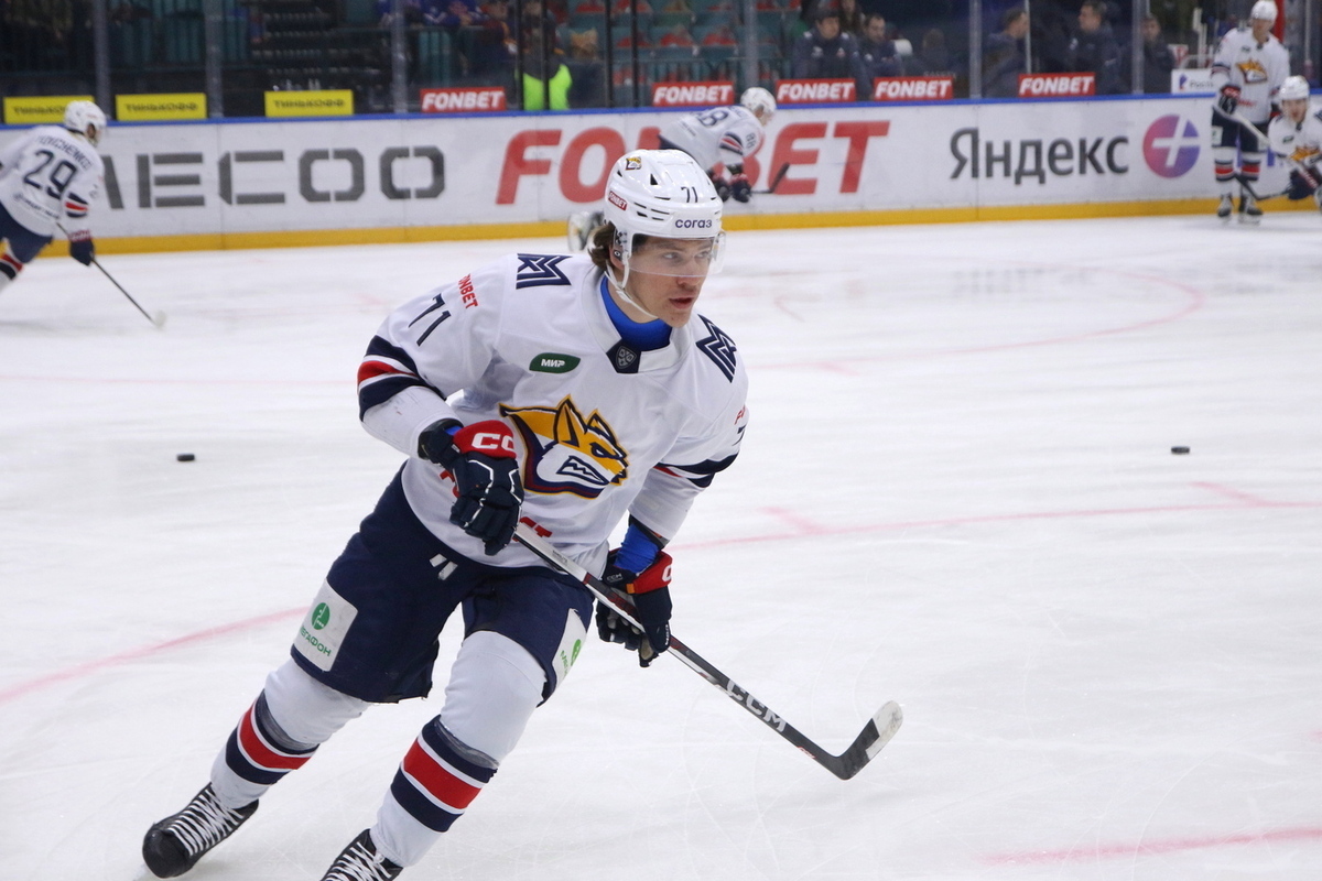 Хоккеист Гребенкин вступился за товарища и уложил канадца на лед