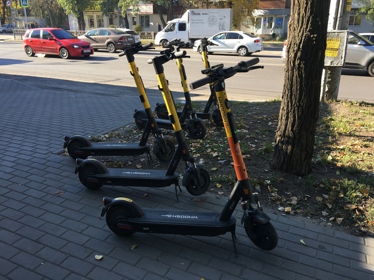 Воронежский электросамокатчик попытался отбуксировать «девятку»
