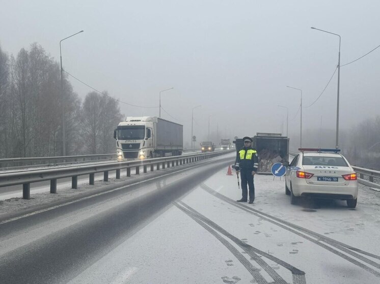 На трассе Пермь – Екатеринбург опрокинулся грузовик