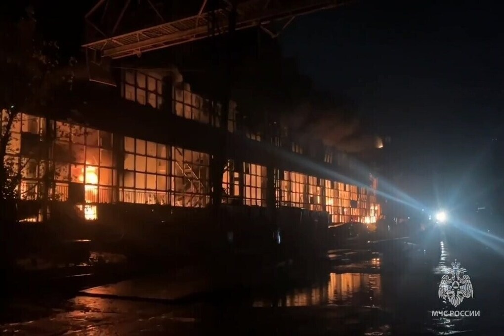 В Астраханской области горит склад