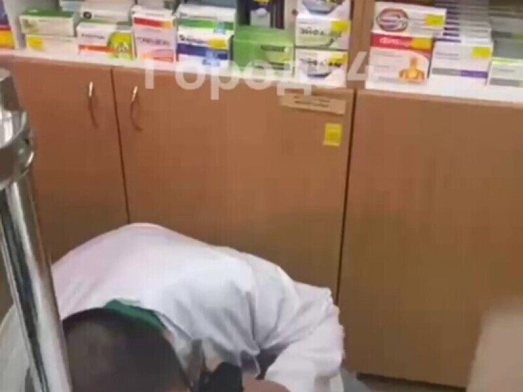 В Новосибирске фармацевт прятался под прилавком, отказываясь продавать детский спрей