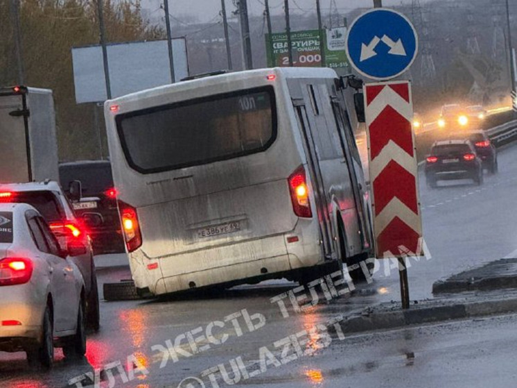 На Рязанской в Туле маршрут 10Л потерял колесо