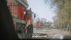 В Астраханской области горит склад с пластиковыми трубами на 12 000 «квадратов»