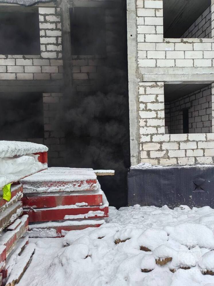 Утром в Лабытнанги горела стройка на Школьной