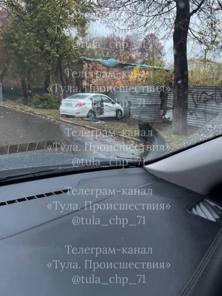 Легковушка впечаталась в забор после ДТП на Тургеневской и Пушкинской в Туле