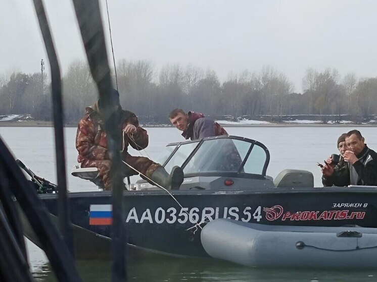 Лодка с рыбаками перевернулась на реке Обь в Новосибирске