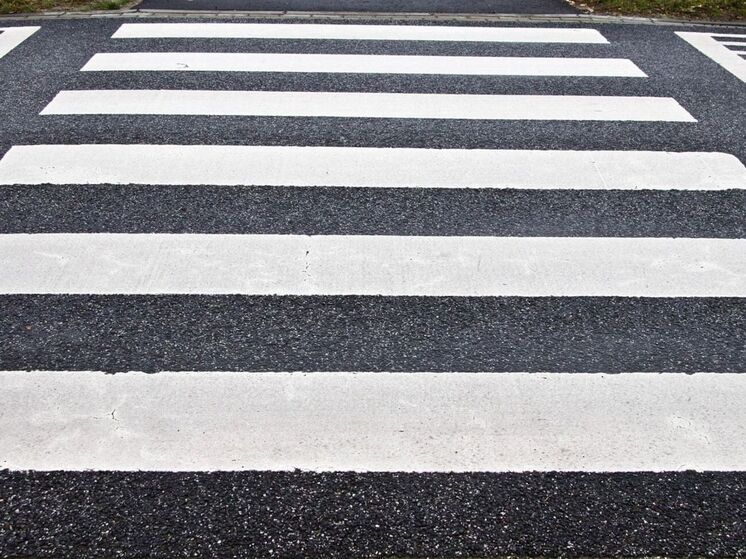 У обновленного Лобановского моста появились новые пешеходные переходы