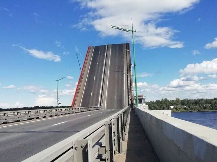 Движение на трассе «Кола» остановят на 45 минут из-за разводки Ладожского моста