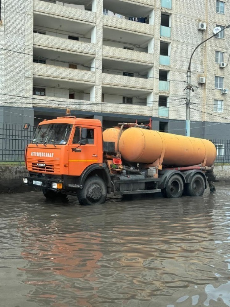 В Астрахани за ночь откачали почти 300 кубометров дождевой воды