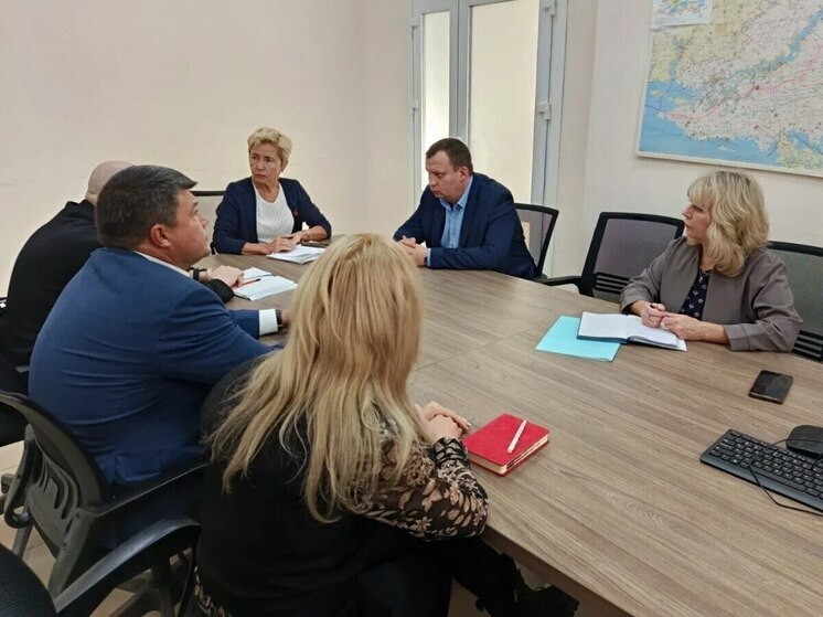 Представители Министерства здравоохранения и образования Херсонской области совместно с представителями Национального медицинского исследовательского центра «Межотраслевой научно-технический комплекс «Микрохирургия глаза» имени академика С