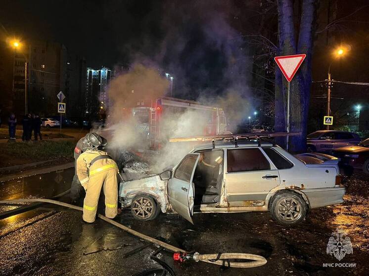 На проспекте Победы в Твери тушили полыхающий автомобиль