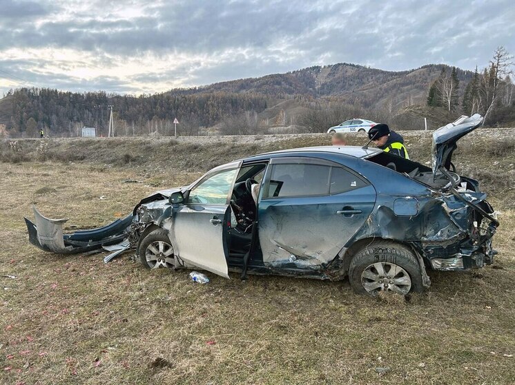 Двое малолетних детей пострадали в ДТП с «перевертышем» на Алтае